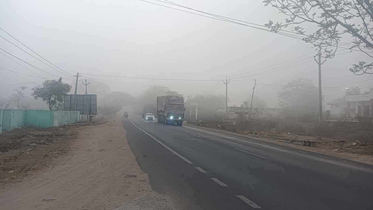Karimnagar | పలు గ్రామాలను కమ్మేసిన పొగ మంచు.. ఇబ్బందులు వాహనదారులు