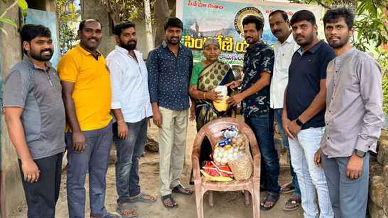 Software couple | నిరుపేద మహిళకు నిత్యావసర సరుకులు పంపిణీ చేసిన సాఫ్ట్‌వేర్‌ జంట