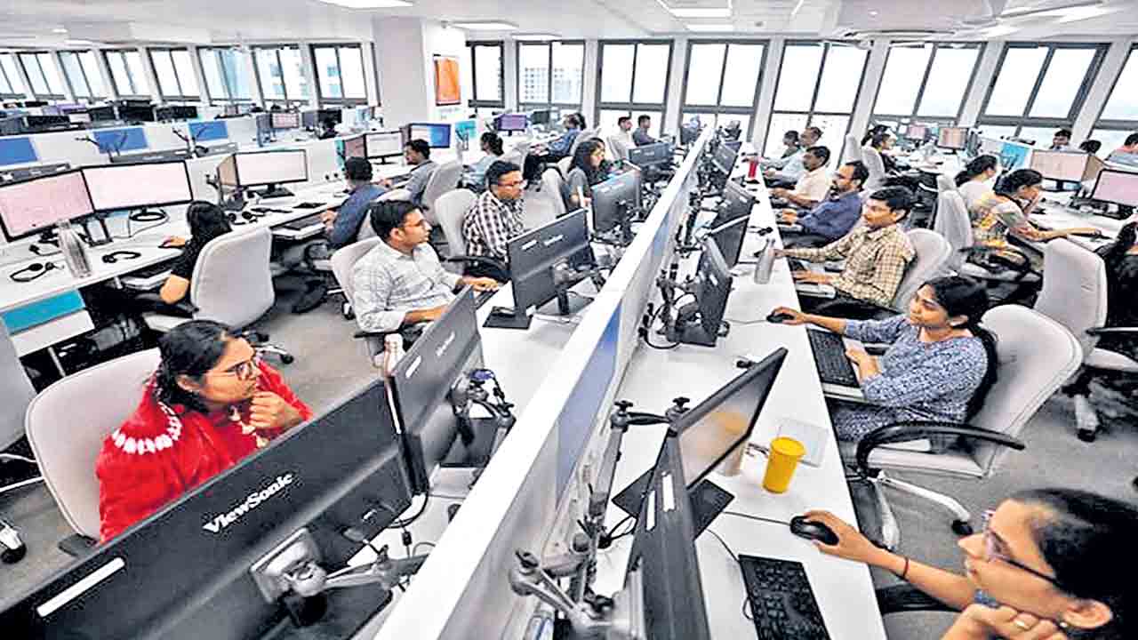 Layoffs | చిన్న ఉద్యోగులకు పెద్ద కష్టం.. బెంగళూరులో ఐటీ సంక్షోభం!