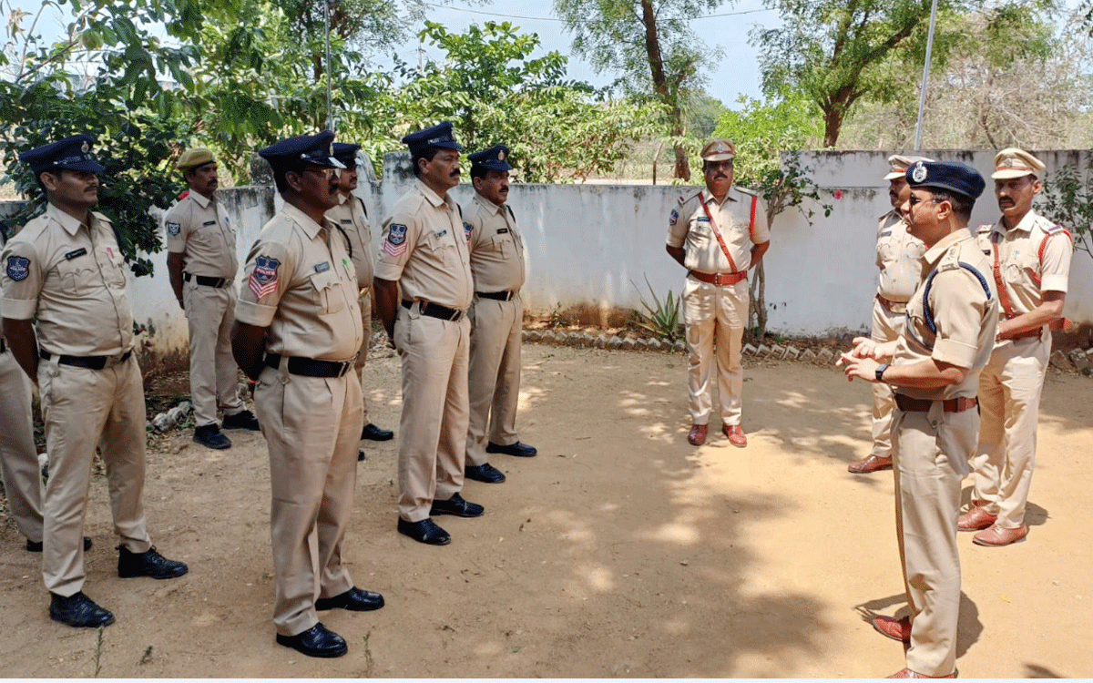 SP Rajesh Chandra : ఫిర్యాదుదారుల పట్ల బాధ్యతగా వ్యవహరించాలి : ఎస్పీ రాజేశ్‌చంద్ర‌