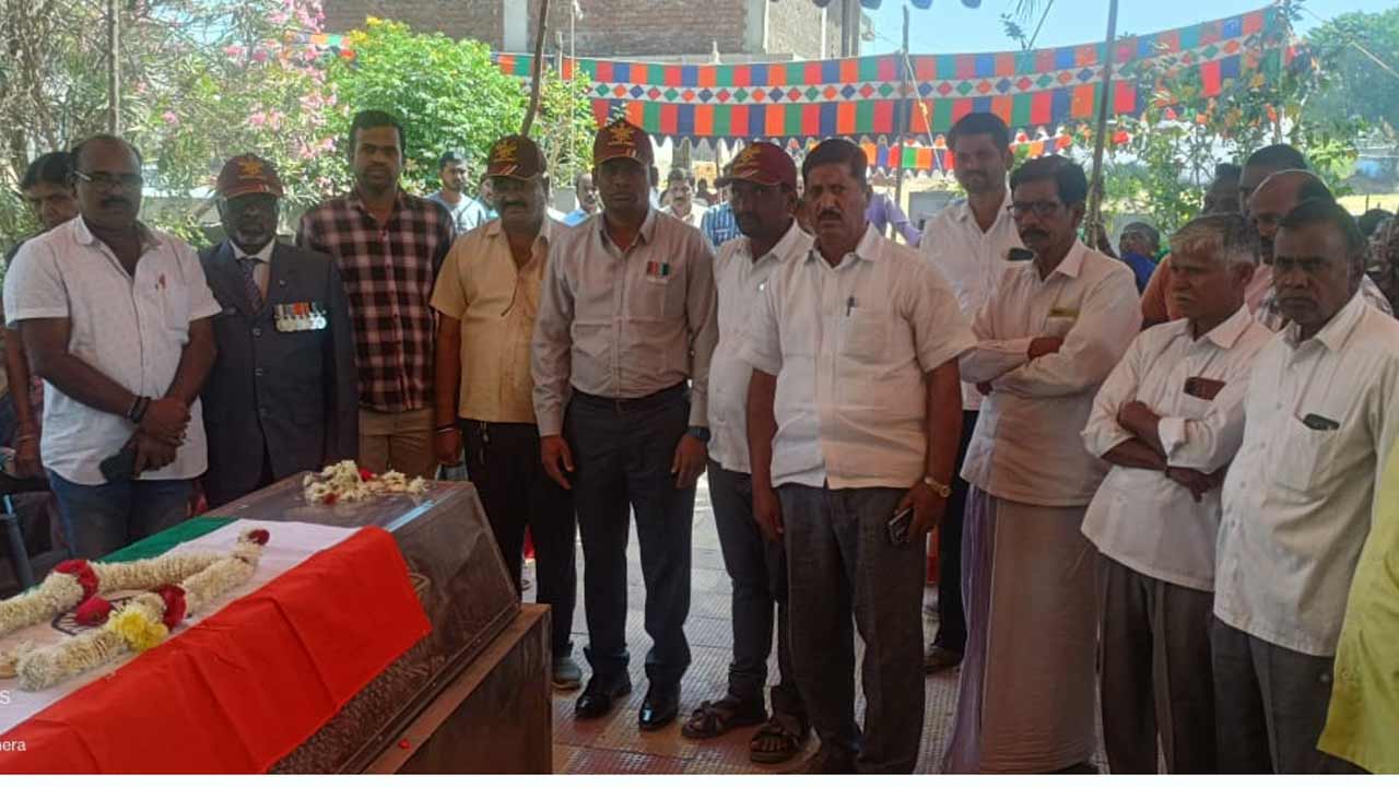 అప్పుల బాధతో ఆర్మీ విశ్రాంత ఉద్యోగి ఆత్మహత్య.. నివాళులు అర్పించిన ఆర్మీ వెల్ఫేర్ అసోసియేషన్ సభ్యులు
