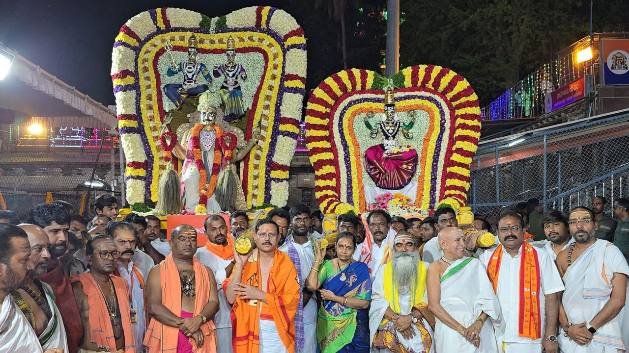 Srisailam | శ్రీశైలంలో ఉగాది మహోత్సవాలు.. భృంగి వాహ‌నంపై ఆది దంప‌తుల వైభ‌వం