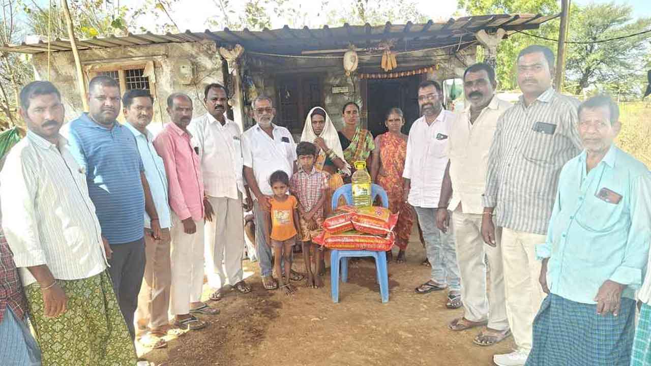 SRR Foundation | బాధిత కుటుంబాలకు ఎస్ఆర్ఆర్ ఫౌండేషన్ నిత్యావసర సరుకులు అందజేత