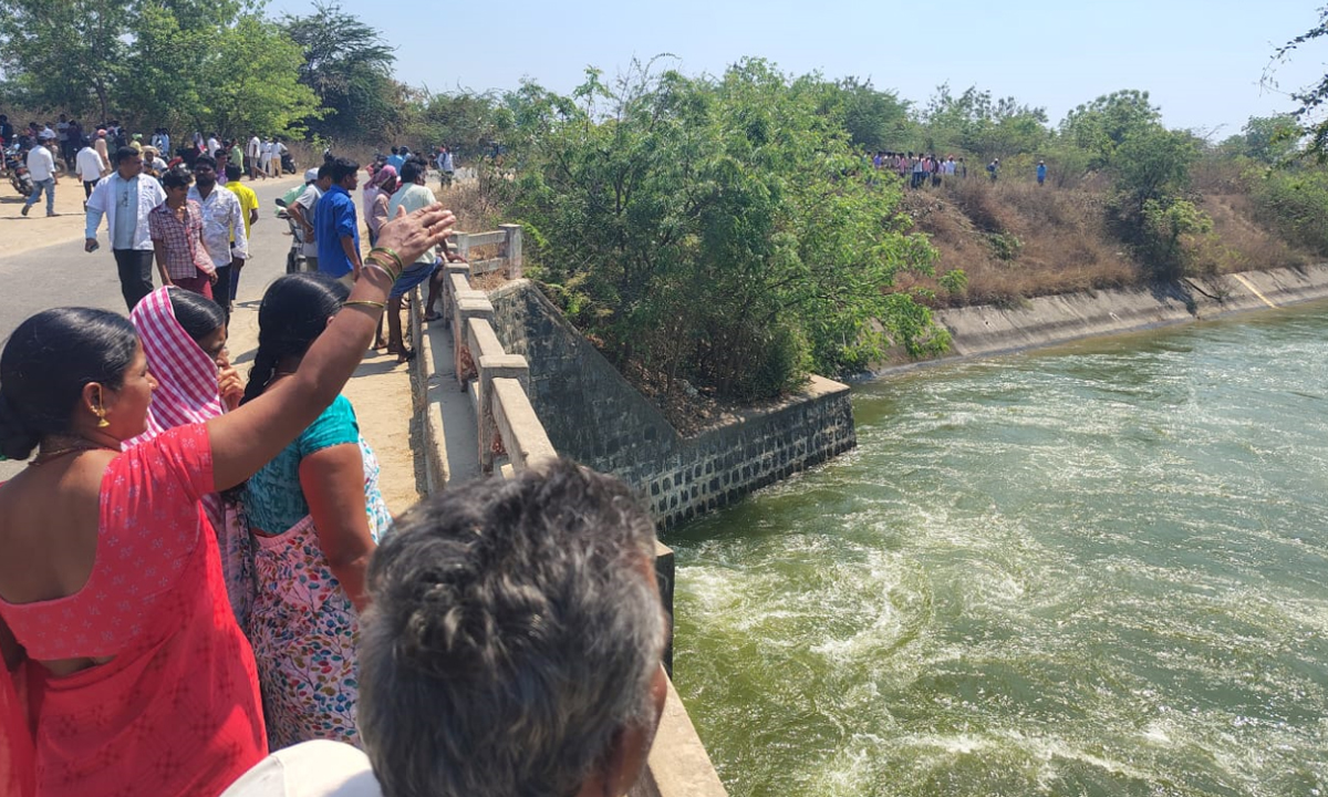 ఎస్సారెస్పీ కాలువలోకి దూసుకెళ్లిన కారు.. ఒకరు మృతి.. ఇద్దరు గల్లంతు