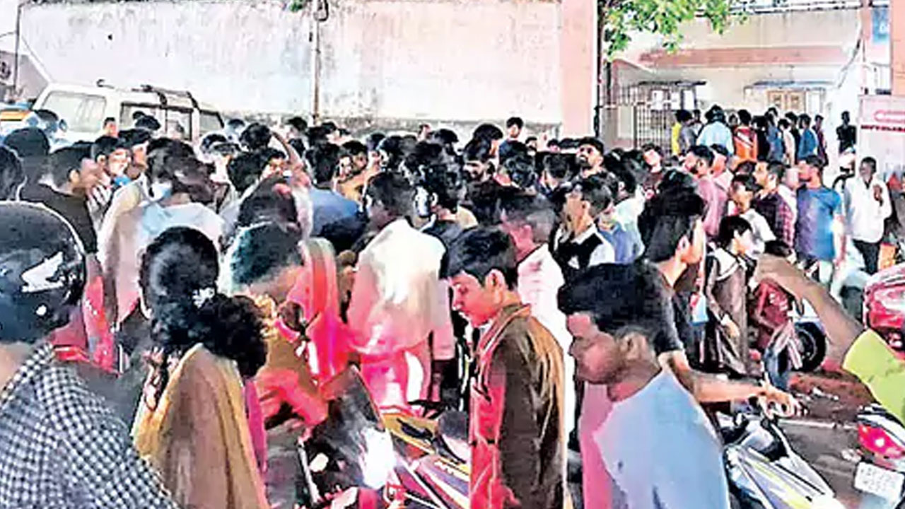 Hyderabad | ఎస్టీ హాస్టల్‌లో పురుగుల అన్నం.. రోడ్డెక్కిన విద్యార్థులు