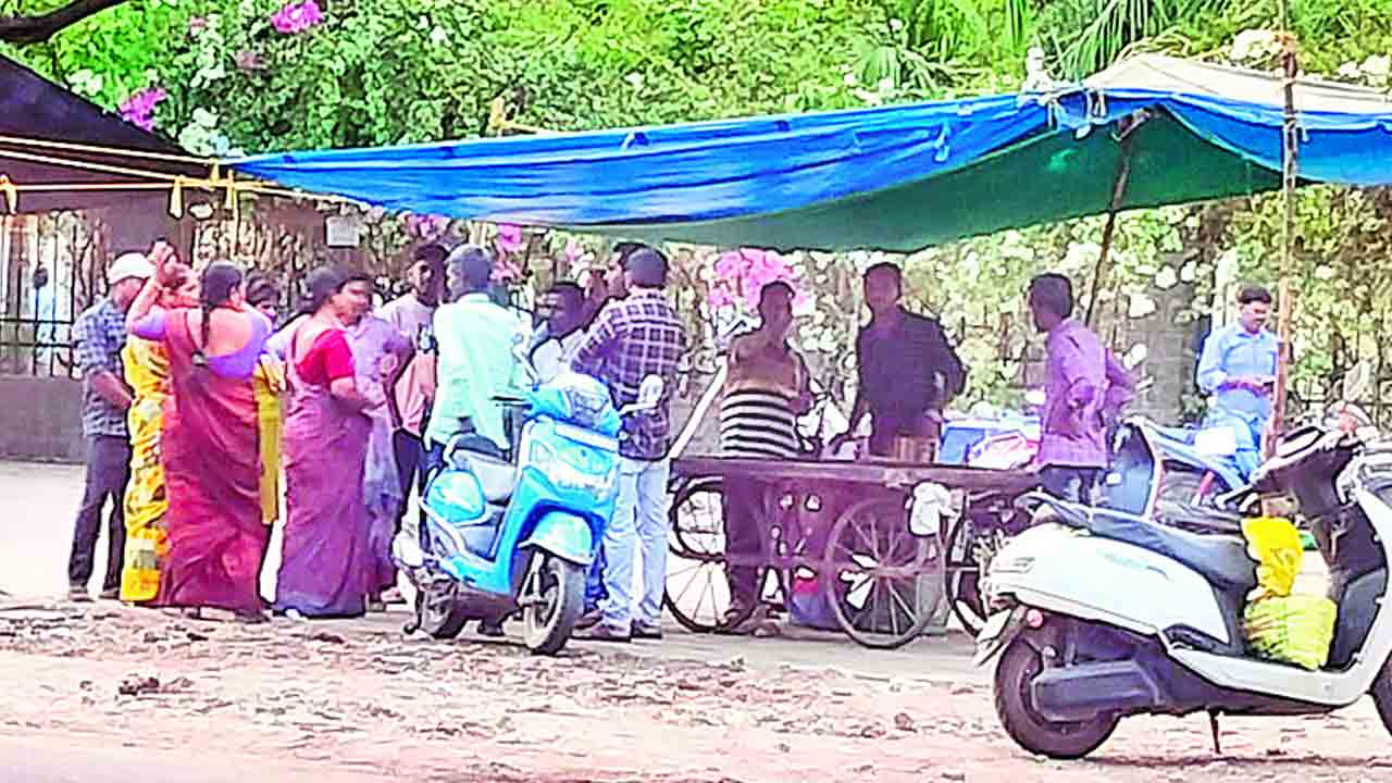 వీధి వ్యాపారులపై ఎమ్మెల్యే అనుచరుల వీరంగం