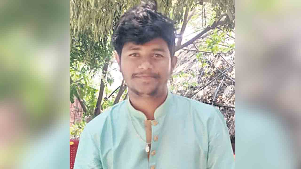 వాహనం ఢీకొని విద్యార్థి మృతి