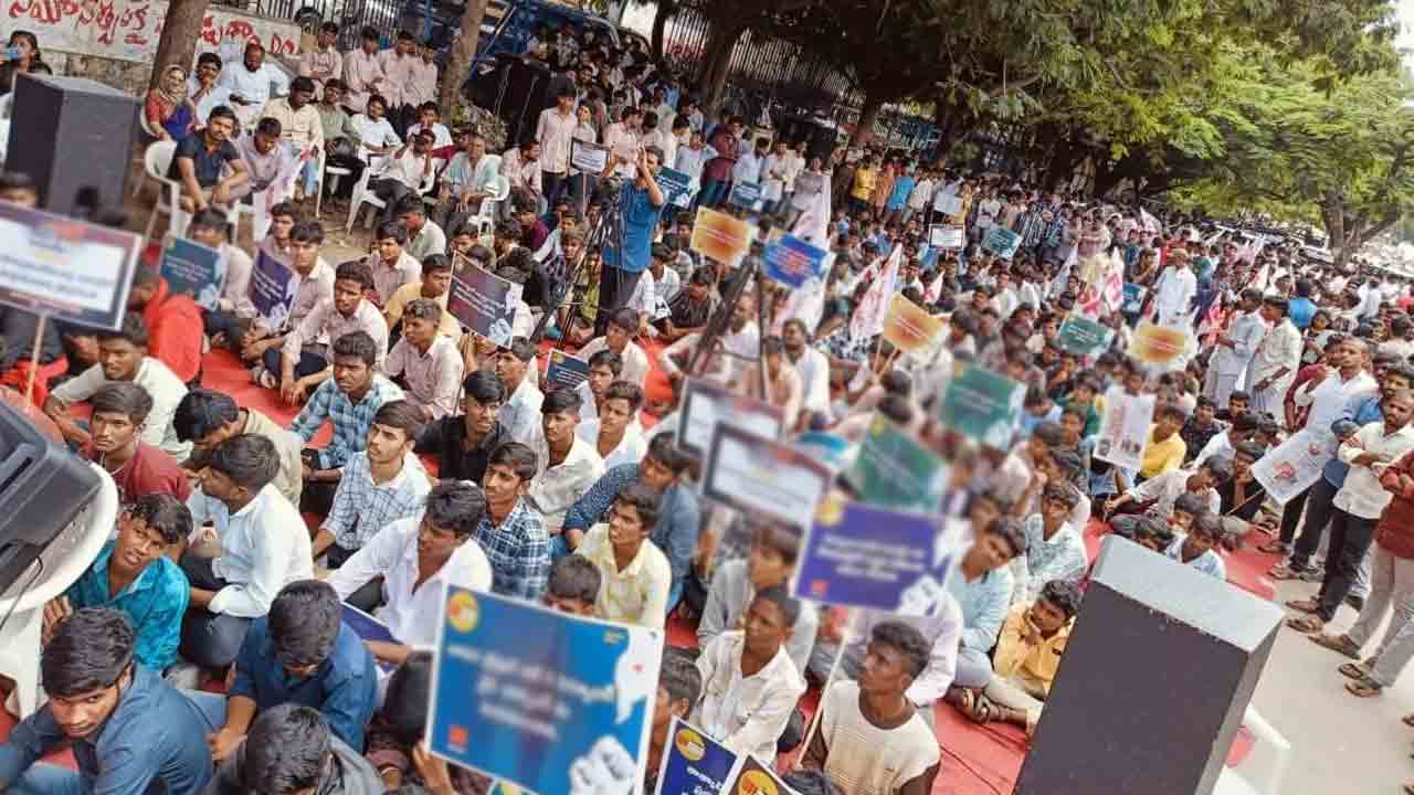విద్యార్థులను మోసం చేసిన కాంగ్రెస్‌ సర్కార్‌