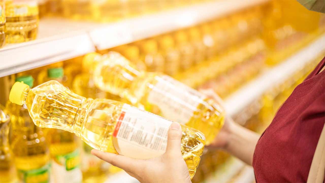 Adulterated Oil | బ్రాండెడ్‌ కంపెనీల స్టిక్కర్లు అతికించి కల్తీ ఆయిల్‌ విక్రయం.. మలక్‌పేటలో బట్టబయలైన ఘరానా మోసం