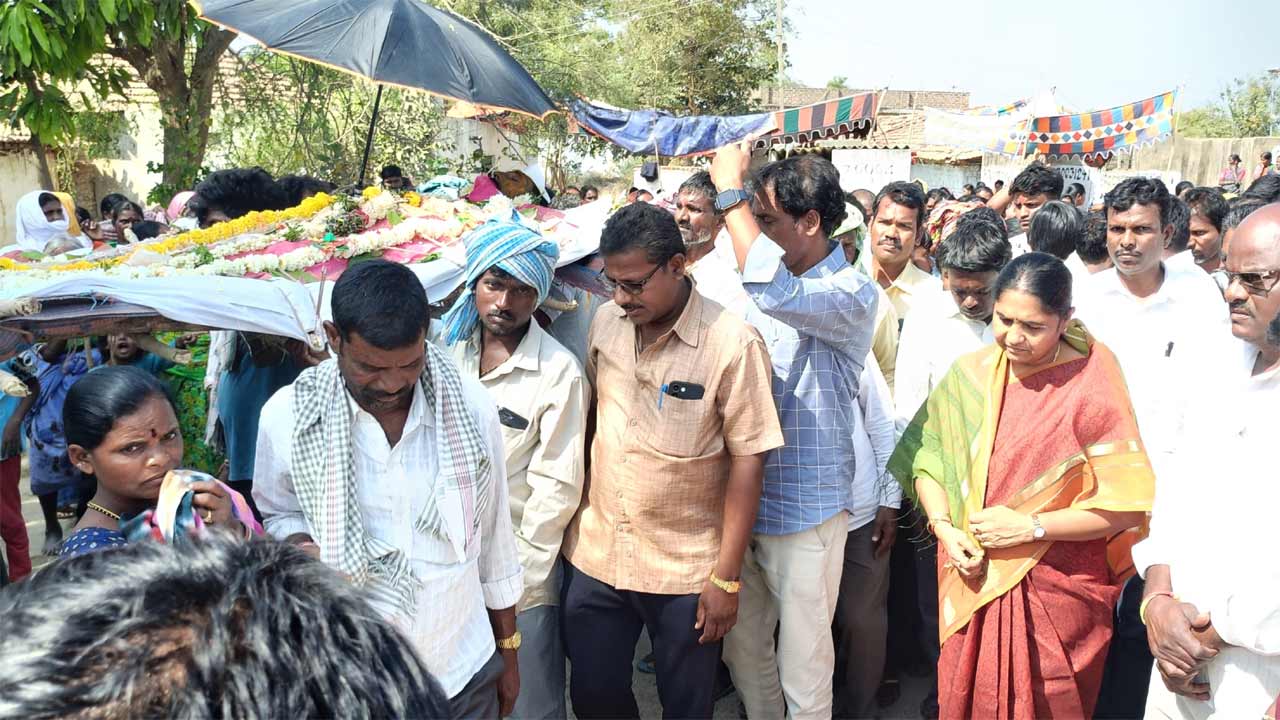 Sunitha Laxma Reddy | ఫీల్డ్‌ అసిస్టెంట్‌ అంత్యక్రియల్లో పాల్గొన్న ఎమ్మెల్యే సునీతాలక్ష్మారెడ్డి