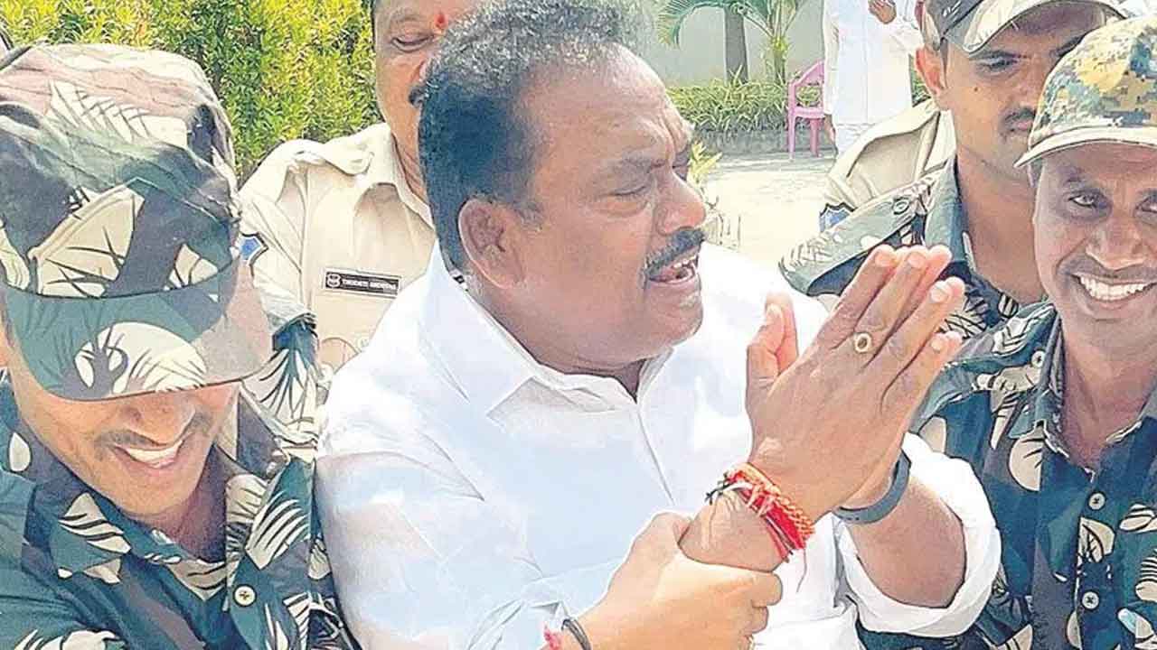 మధురానగర్‌లో రైతు ధర్నా ఉద్రిక్తం