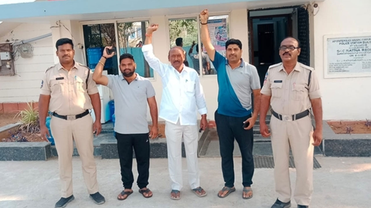 Velgatur | పెండింగ్‌ బిల్లుల కోసం చలో అసెంబ్లీ.. వెల్గటూర్‌లో మాజీ సర్పంచులు అరెస్టు