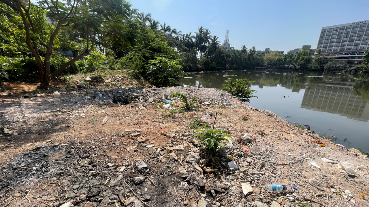 HYDRAA | నగరం నడిబొడ్డున చెరువును పూడ్చేస్తున్నారు.. హైడ్రాకు క‌నిపించ‌డం లేదా..?