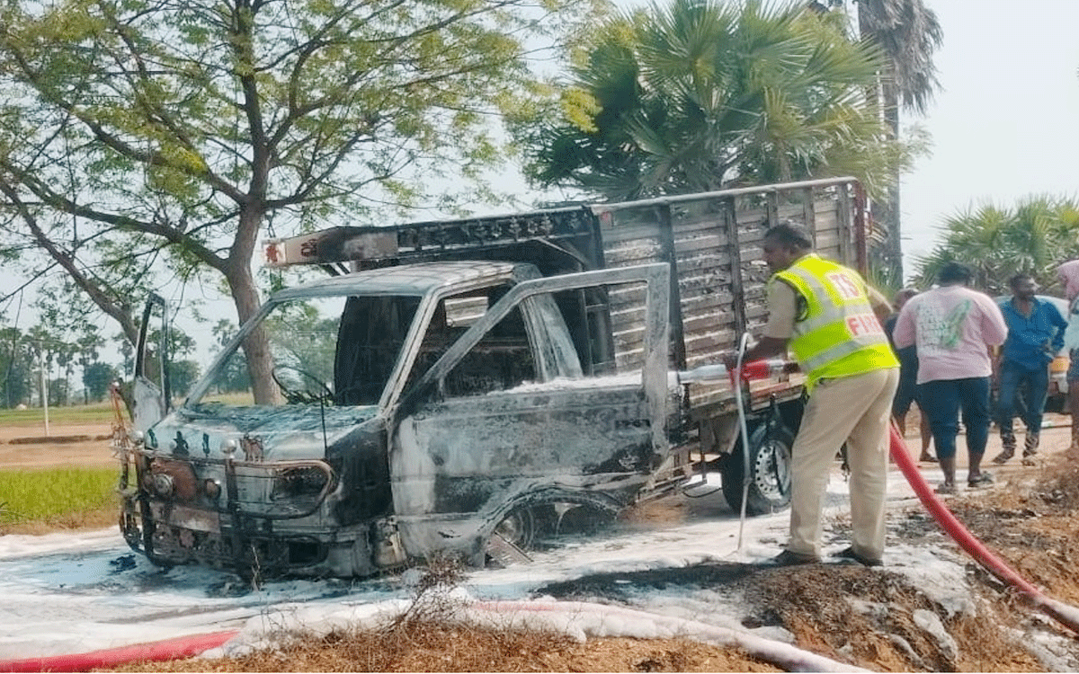 Tata Ace : కురుమర్తి రోడ్డులో టాటా ఏస్‌ వాహనం దగ్ధం