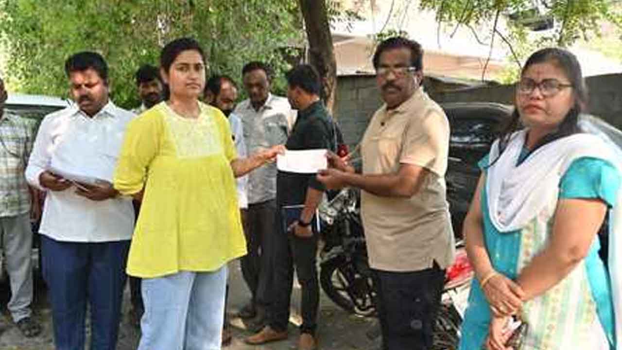 Taxes | పన్నులు చెల్లించి నగర అభివృద్ధికి సహకరించాలి