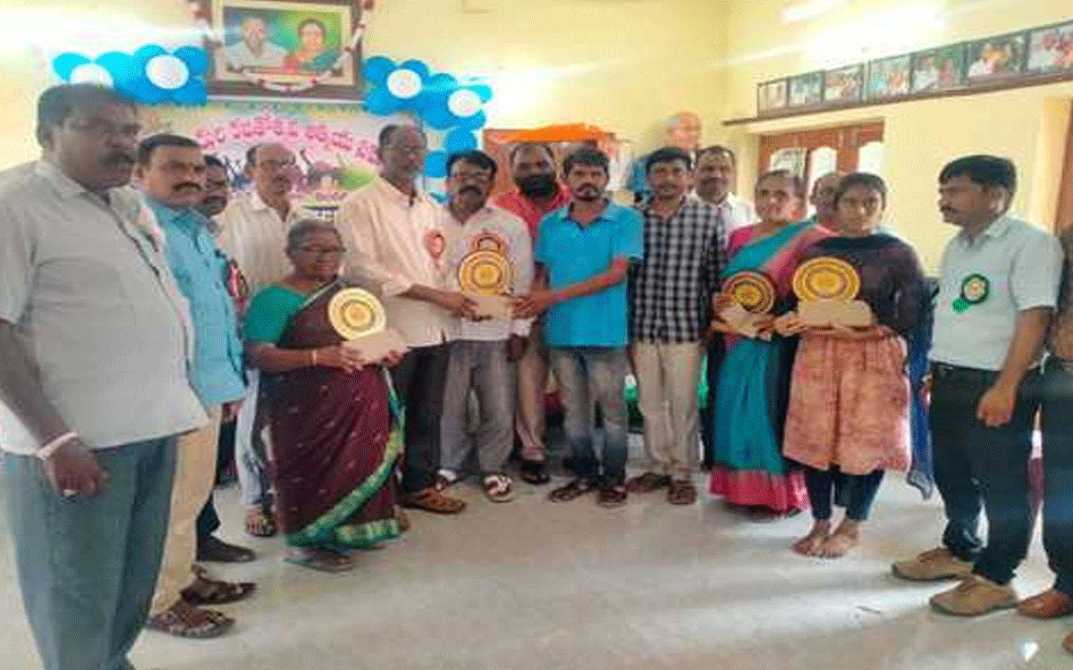 Financial Assistance : స్నేహితుల కుటుంబాల‌కు ఆర్థిక సాయం