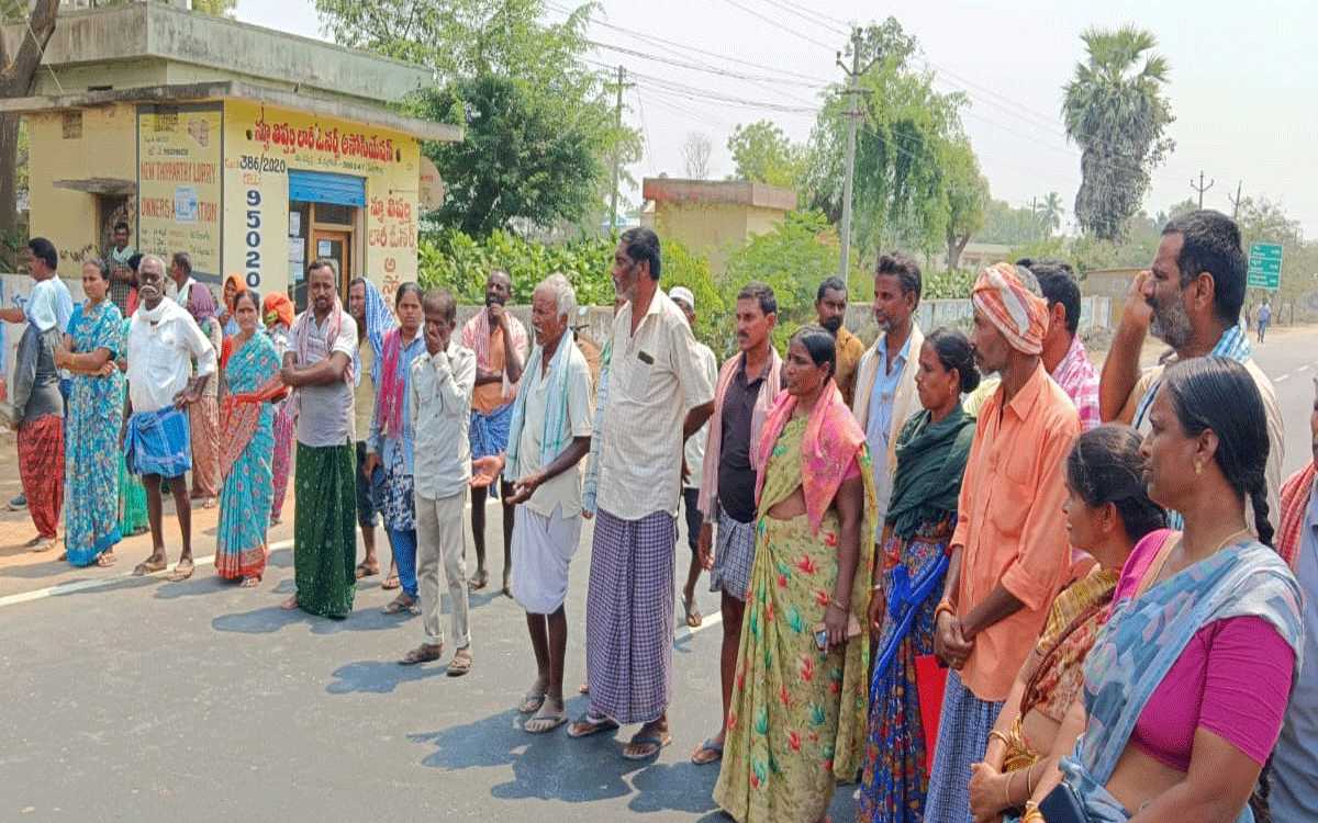 Farmers Protest : కొర్రీలు పెట్ట‌కుండా ధాన్యం కొనుగోలు చేయాల‌ని రైతుల రాస్తారోకో