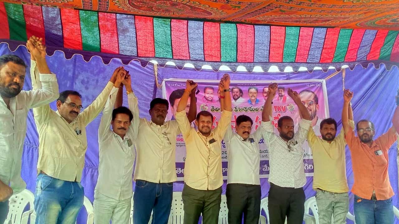 కళాకారులను బీఆర్‌ఎస్‌ ఆదుకుంటే… కాంగ్రెస్‌ రోడ్డున పడేసింది : కామల్ల ఐలన్న