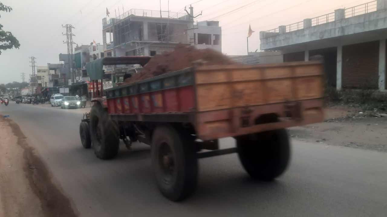 విచ్చలవిడిగా ట్రాక్టర్లలో మట్టి సరఫరా.. పట్టించుకోని రెవెన్యూ అధికారులు