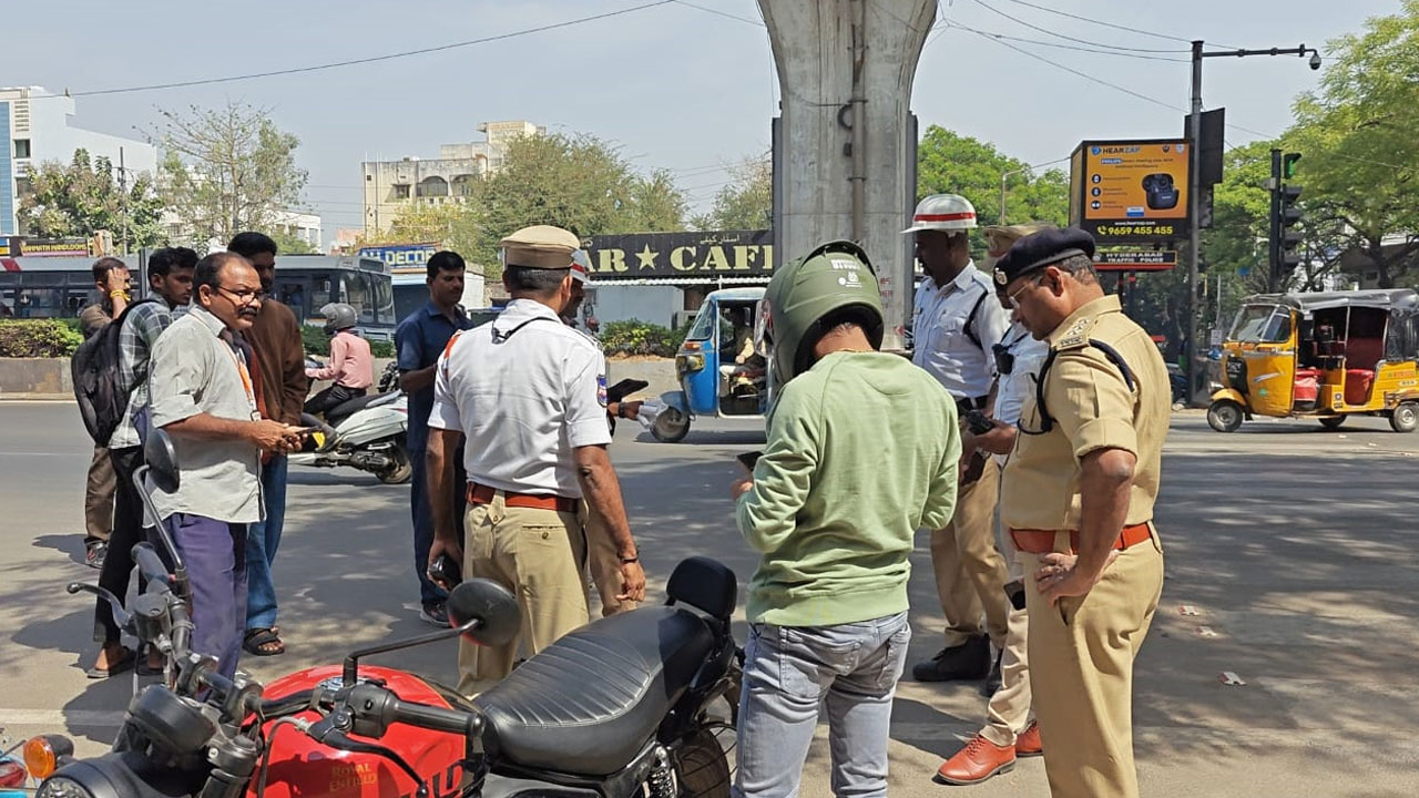 Traffic Rules | ట్రాఫిక్ నియమాలు పాటించకుంటే కఠిన చర్యలు : అడిషనల్ డీసీపీ రవీంద్రారెడ్డి