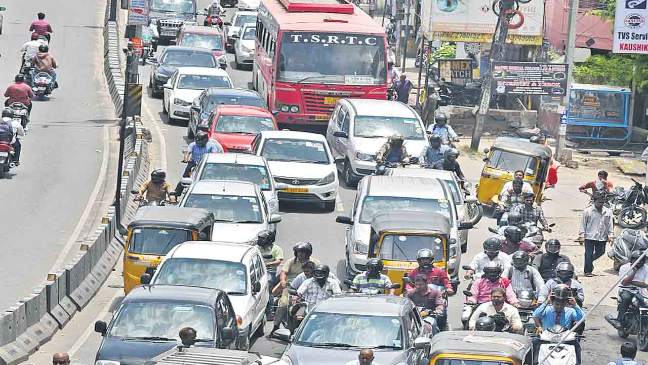 Hyderabad | ఆర్మీ ట్ర‌క్కులో సాంకేతిక లోపం.. ప్యాట్నీ ఫ్లై ఓవ‌ర్‌పై భారీగా ట్రాఫిక్ జామ్