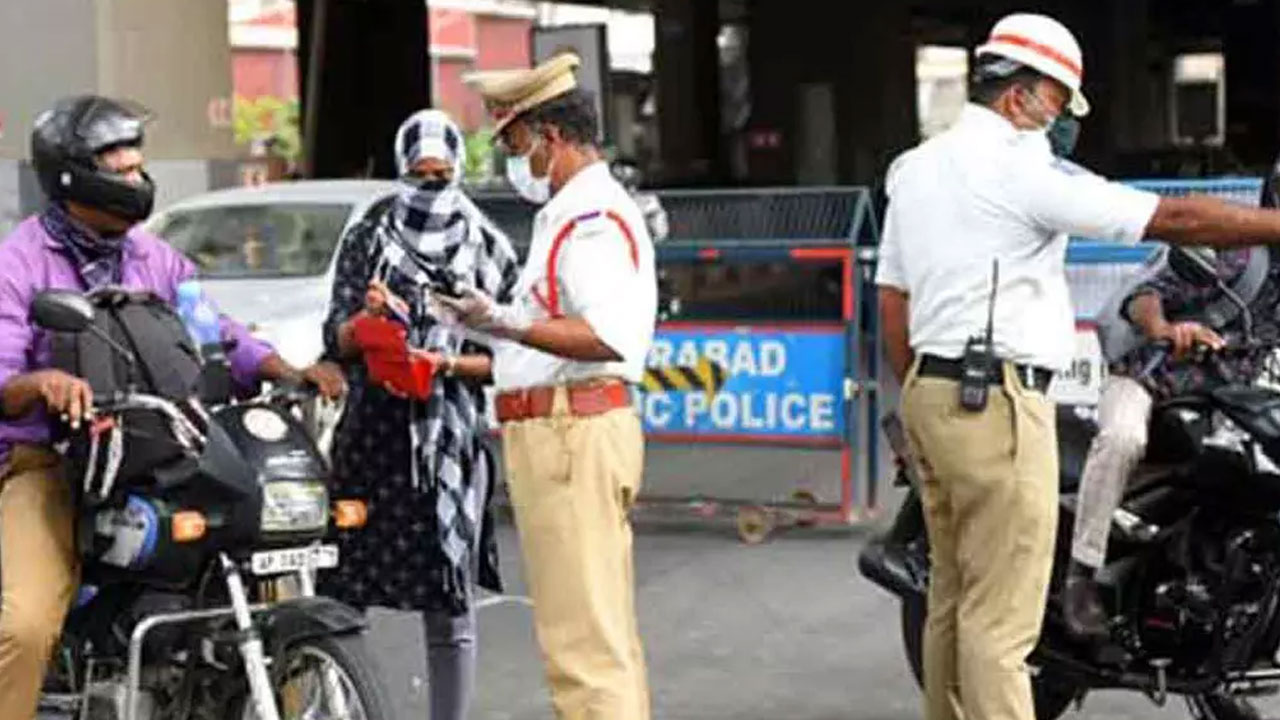 Hyderabad | ట్రాఫిక్ చలానా ఎలా వేస్తారంటూ దూషణలు.. వ్య‌క్తిపై కేసు న‌మోదు