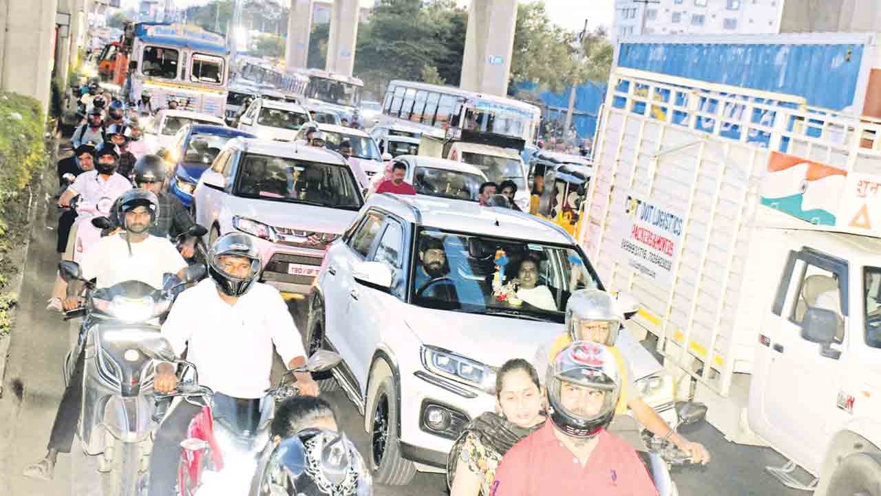 Handling Charges | హ్యాండ్లింగ్‌ పేరుతో కుచ్చుటోపీ.. అదనపు చార్జీల పేరుతో వాహన షోరూంల జిమ్మిక్కులు