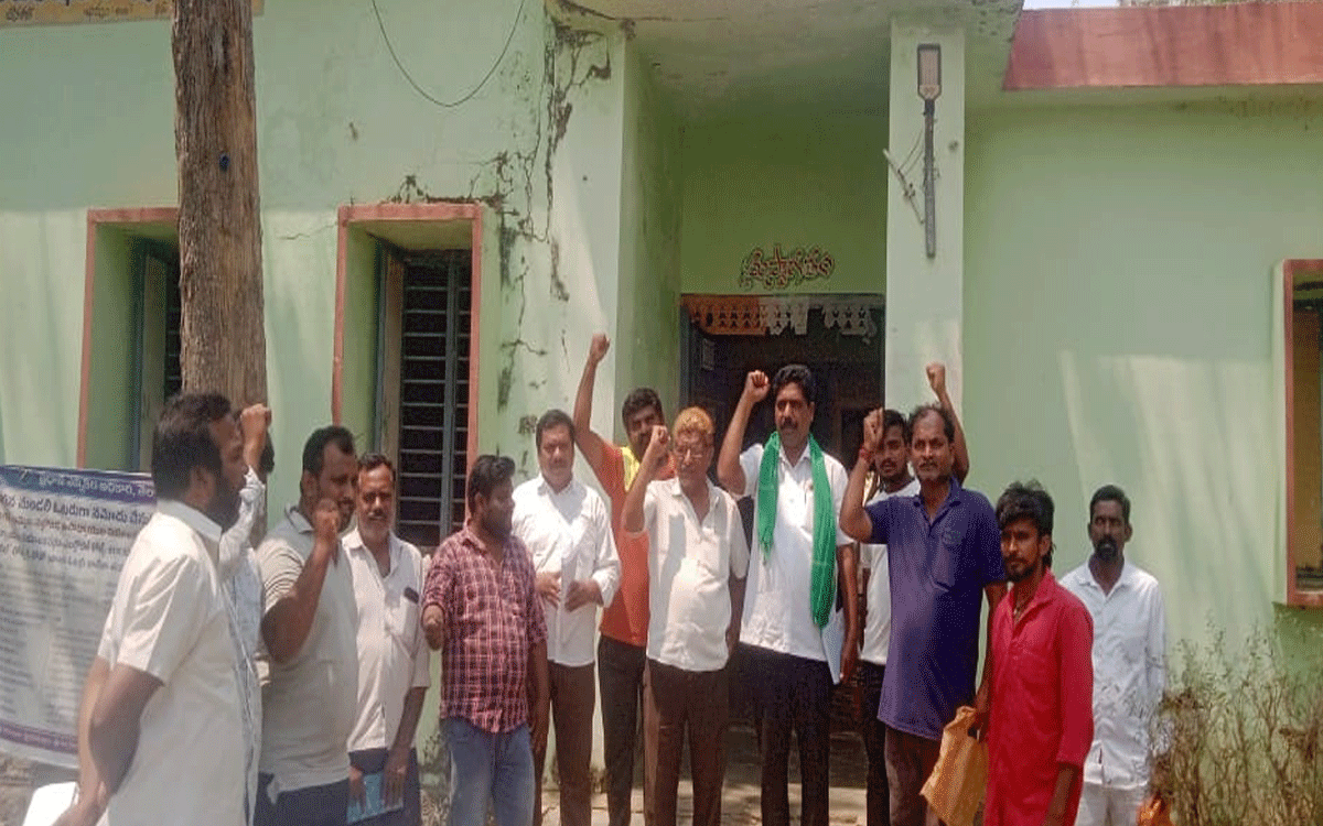 Tricor Loans : గిరిజనులను మోసం చేస్తున్న రాష్ట్ర‌ ప్రభుత్వం : భుక్య వీరభద్రం