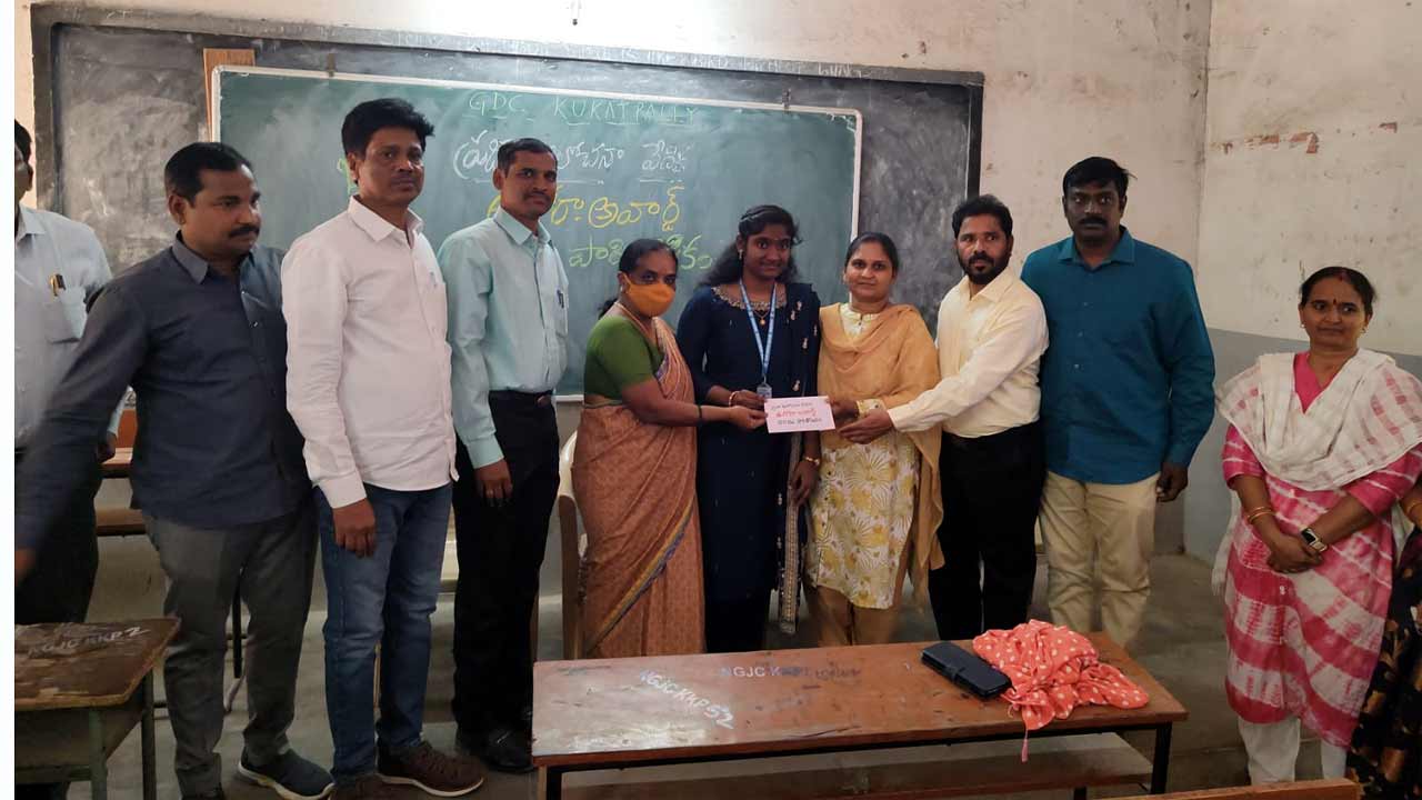 ప్రభుత్వ డిగ్రీ కాలేజీ విద్యార్థినికి ఉగోరా అవార్డు.. నగదు పారితోషికం
