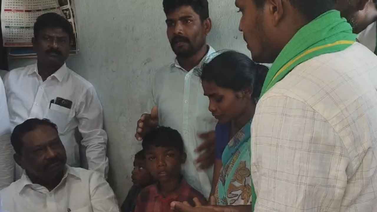 Corn farmers | మాజీ ఎమ్మెల్యే వీరయ్య నిలదీసిన మొక్కజొన్న రైతులు : వీడియో