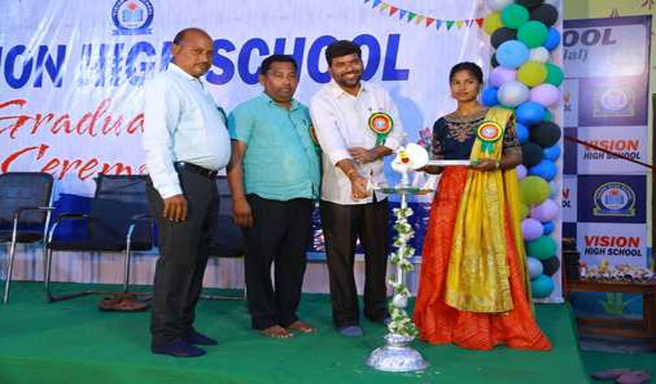 karimnagar | విజన్ హైస్కూల్ గ్రాడ్యుయేషన్ సంబరాలు