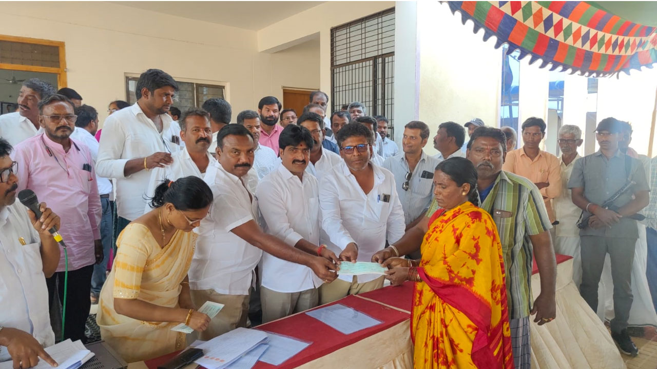 MLA Vijayudu | పేదింటి ఆడపిల్లల పెళ్లిళ్ల‌కు అండగా ఉంటాం : ఎమ్మెల్యే విజయుడు