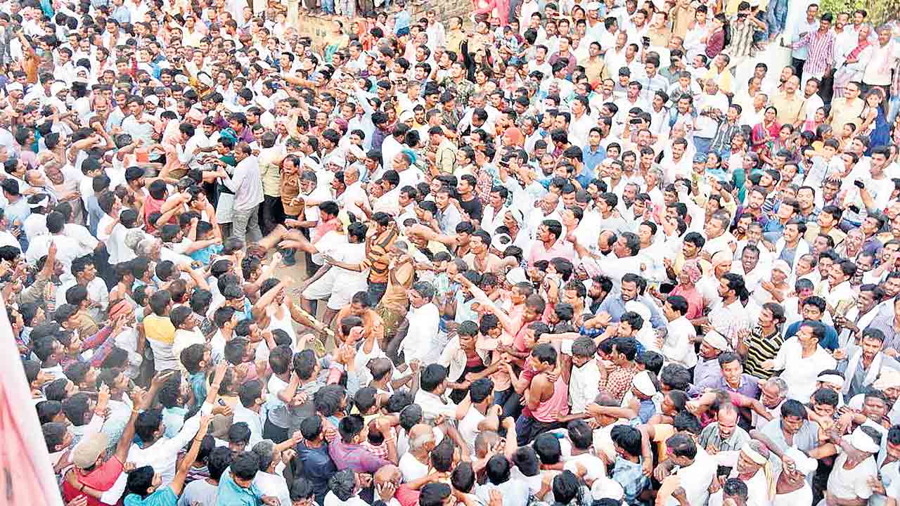 పిడిగుద్దులాటపై పోలీసు ఆంక్షలు