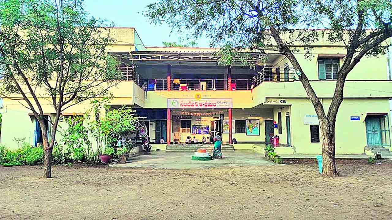 అనాథలకు అన్నీ తామై..