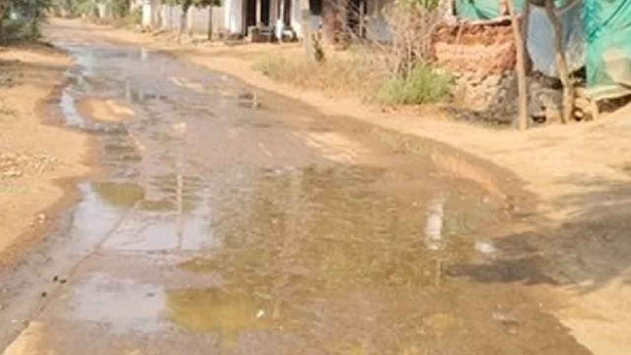 Mission Bhagiratha | మిషన్ భగీరథ పైప్ లైన్ లీక్‌.. రోడ్డుపై వృధాగా పోతున్న నీరు