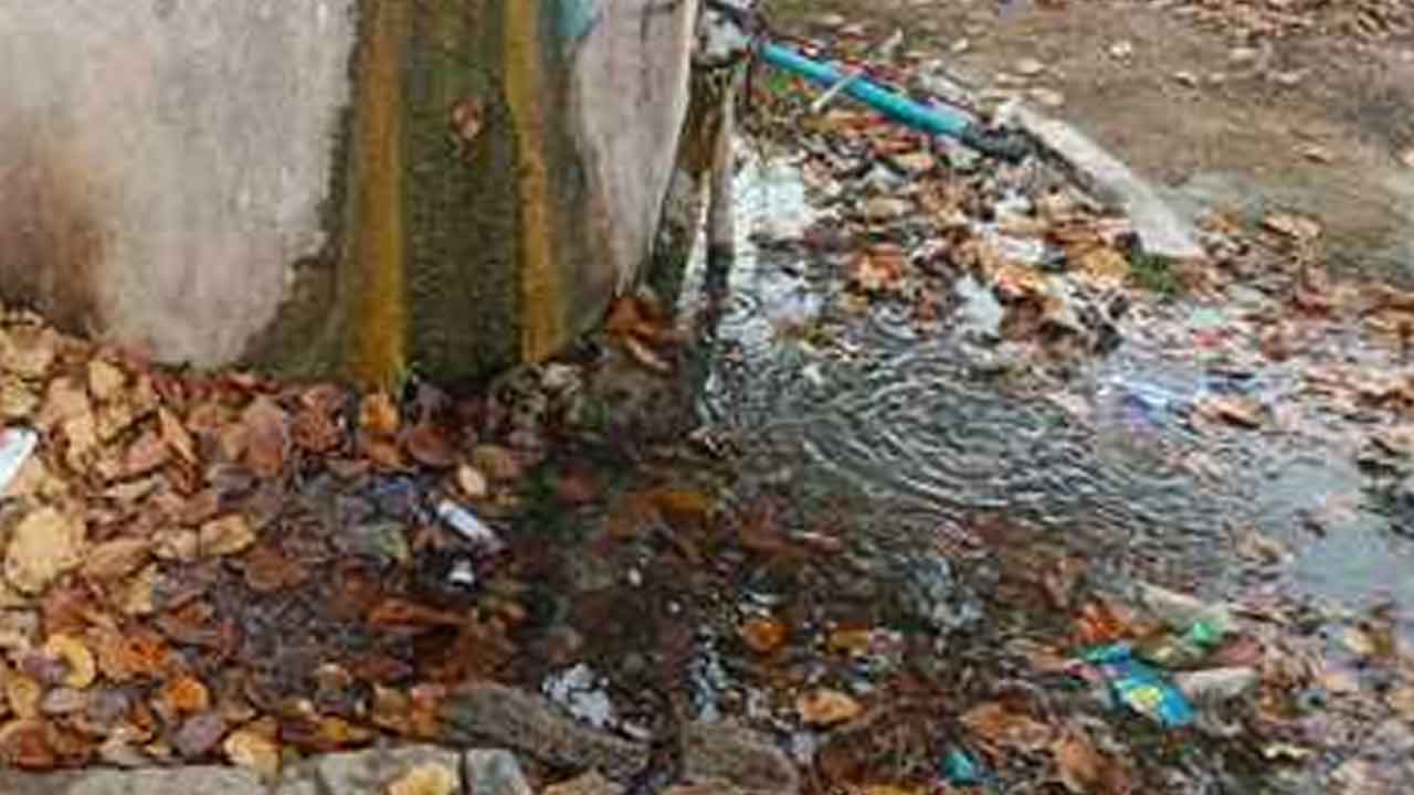 Water | మంచినీళ్లు కావాలంటే మురుగు నీటిలో నిలబడాల్సిందే.. అధికారుల నిర్లక్ష్యంతో ఇబ్బంది పడుతున్న జనం