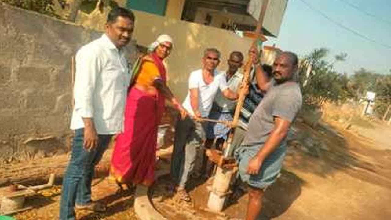 Water shortage | తాగునీటి కష్టాలు తీర్చేందుకు చేతిపంపులకు మరమ్మతులు
