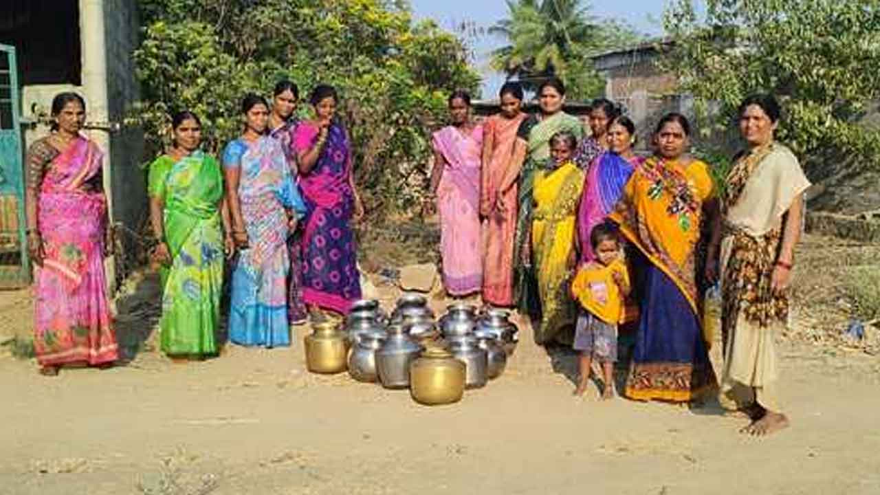 Drinking water | మంచి నీళ్ల కోసం ఖాళీ బిందెలతో రోడ్డెక్కిన మహిళలు