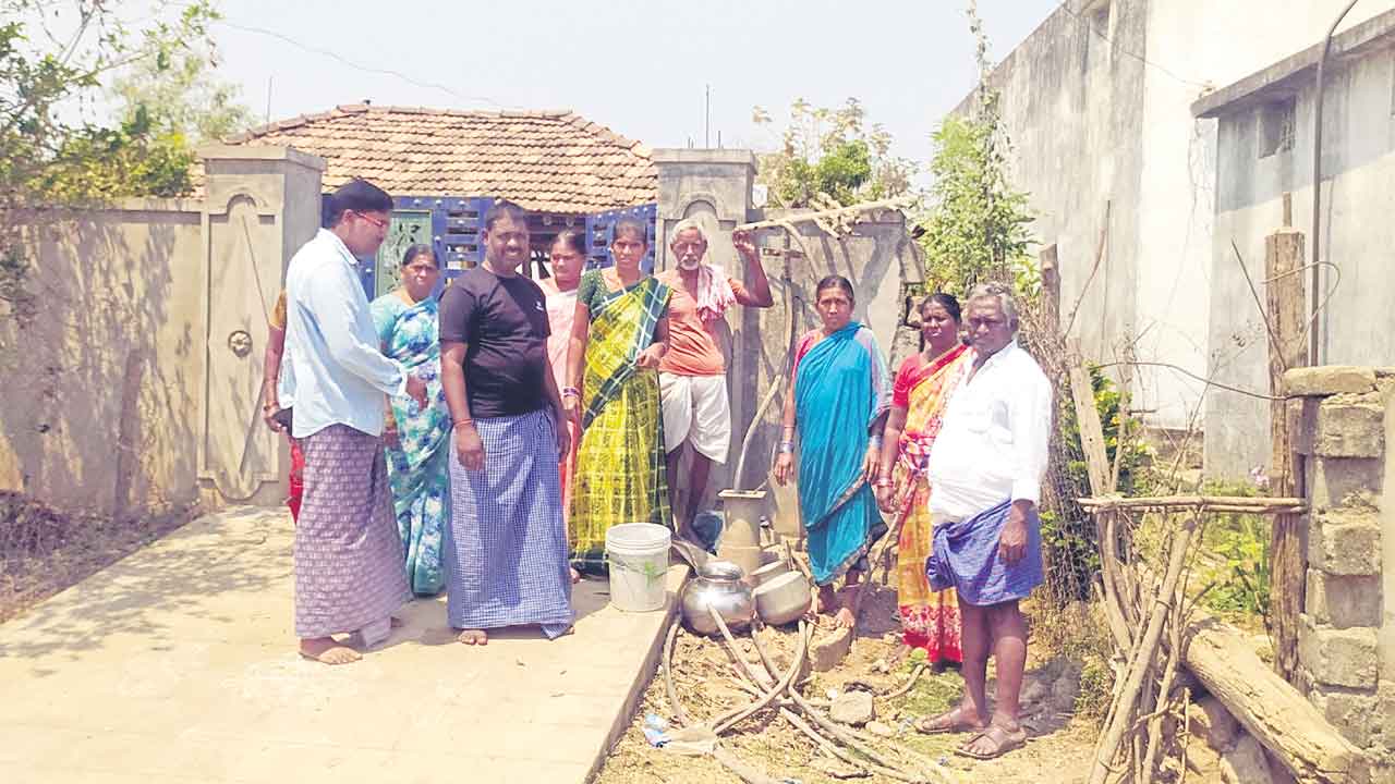 గొంతెండుతున్న గొల్లపల్లి.. నీటికోసం పడరాని పాట్లు పడుతున్న ప్రజలు