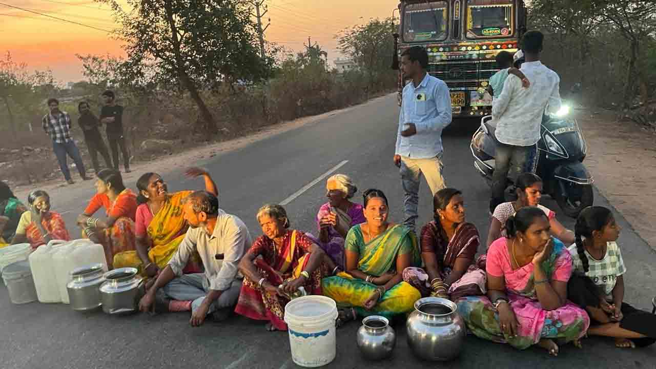 తాగునీటి కోసం రోడ్డెక్కిన మహిళలు