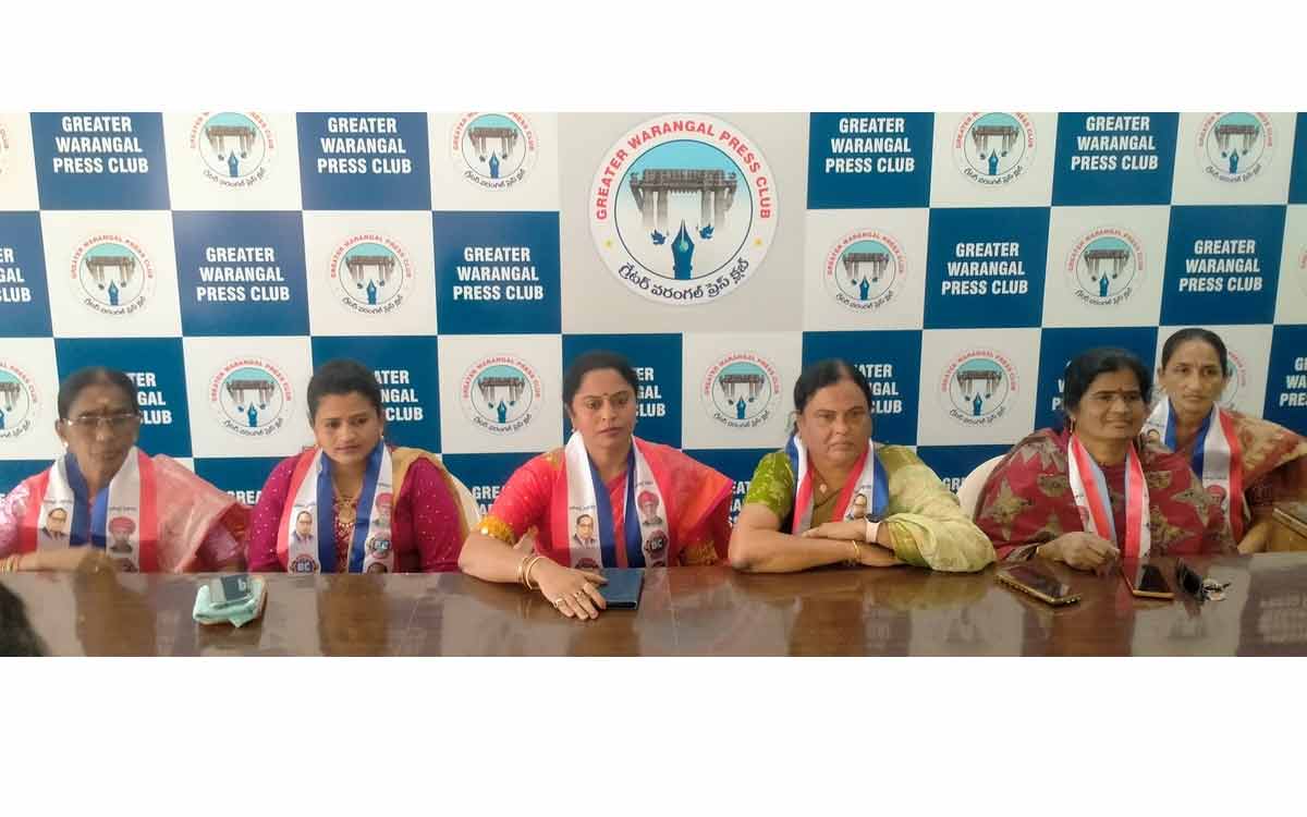 మహిళల హక్కుల కోసం మహిళలు సంఘటితం కావాలి