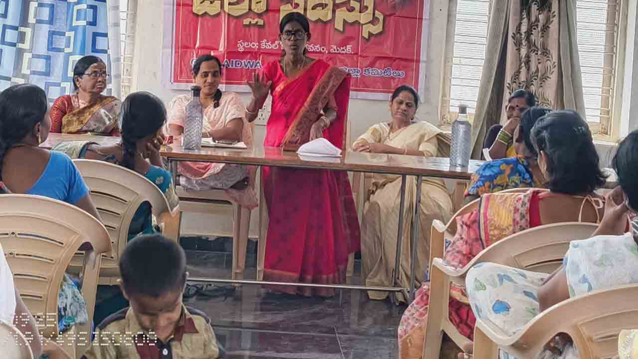 working women | మహిళలకు సమాన పనికి సమాన వేతనం ఇవ్వాలి : శ్రామిక మహిళ జిల్లా కన్వీనర్‌ నర్సమ్మ