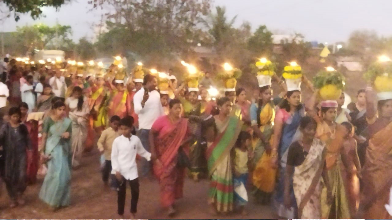 భక్తిశ్రద్ధలతో ఎల్లమ్మకు బోనాలు.. భారీగా హాజరైన నాటక ప్రియులు
