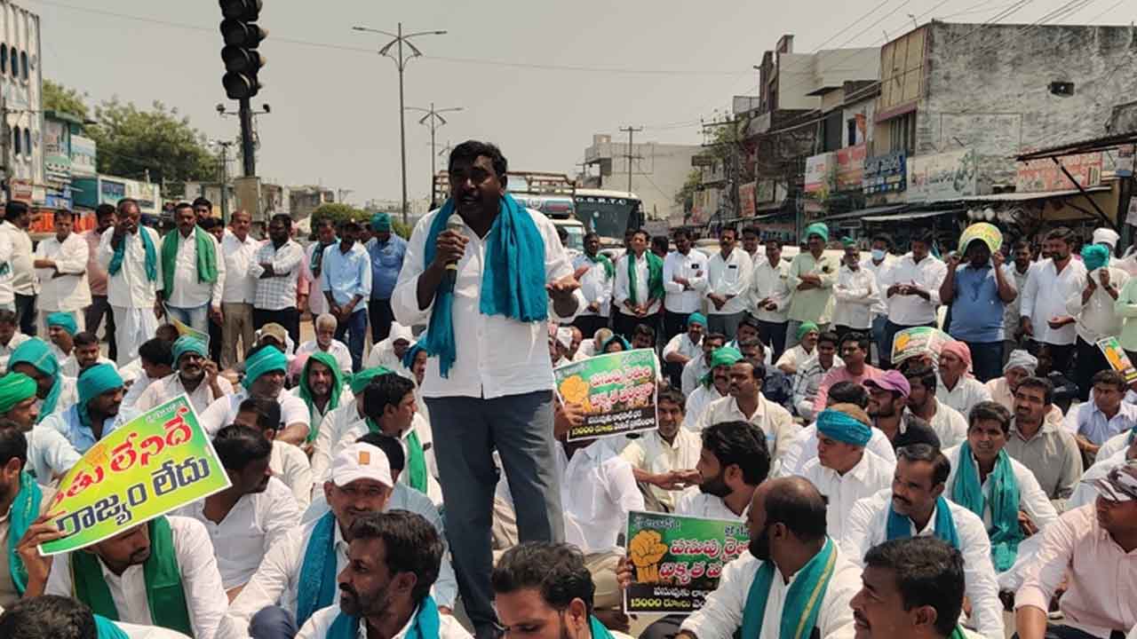 Turmeric farmers | మెట్‌పల్లిలో పసుపు రైతుల ఆందోళన.. జాతీయ రహదారిపై బైఠాయింపు
