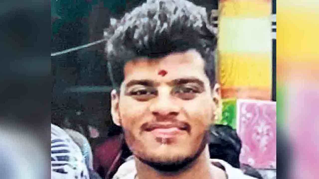 Photo Shoot | ఫొటో షూట్‌ కోసం వెళ్లి.. క్వారీ గుంతలో పడ్డాడు