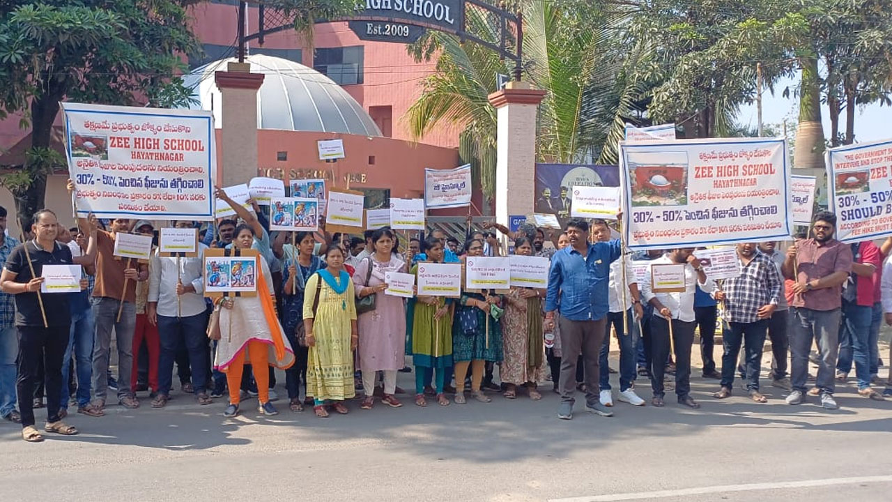 Zee High School | అధిక ఫీజులపై విద్యార్థుల తల్లిదండ్రులు ఆగ్రహం.. హయత్‌నగర్‌ జీ హైస్కూల్‌ వద్ద ఆందోళన