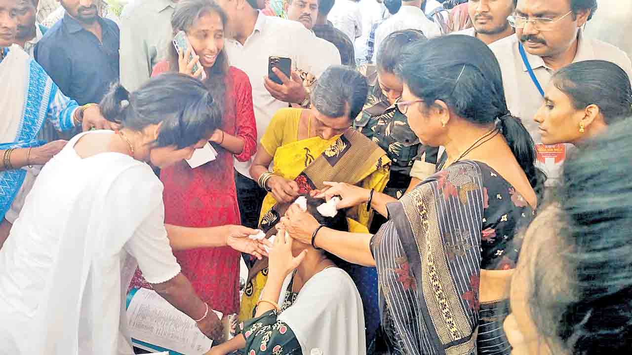 జాబ్‌ మేళాలో తొక్కిసలాట