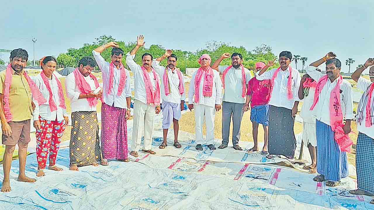 ధాన్యం కాంటాలు ప్రారంభించాలని నిరసన