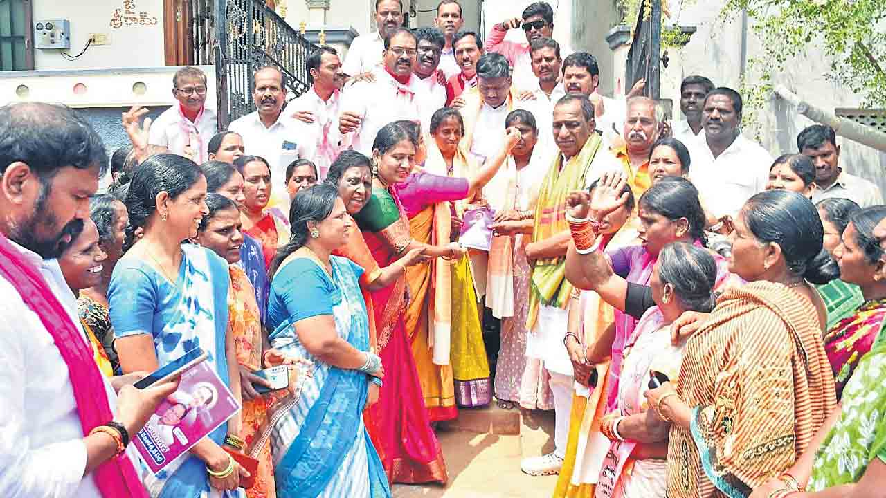 ఇంటింటికీ ఆహ్వాన పత్రికలు