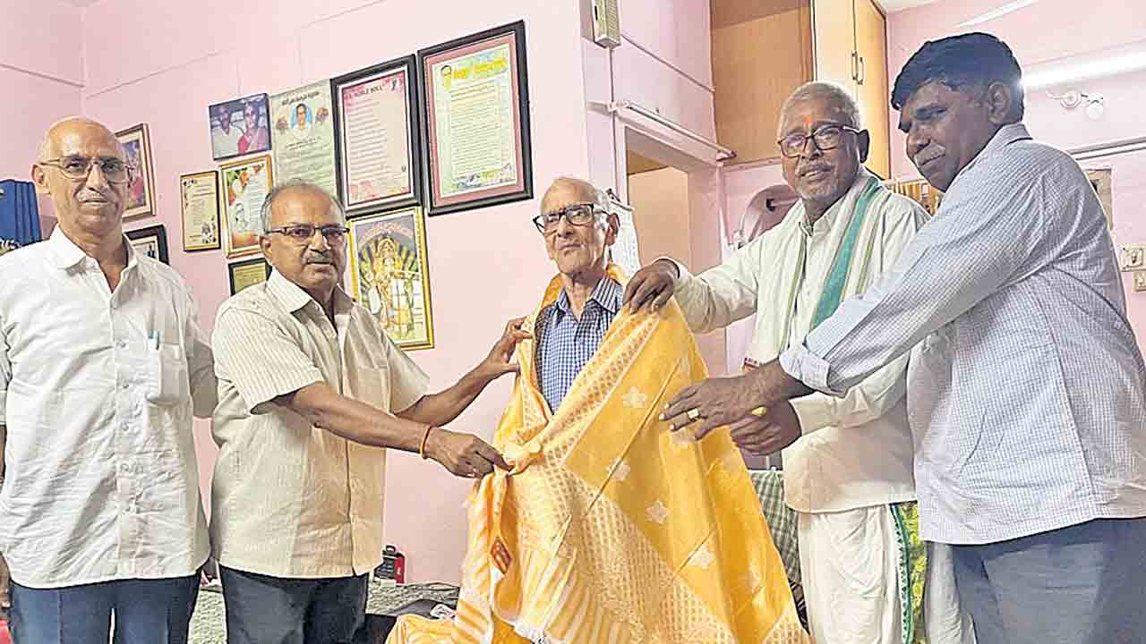 గురువుకు అపూర్వ సన్మానం